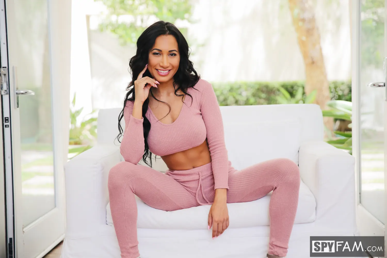 Amia Miley - La hermanastra descubre que su hermanastro tiene una polla enorme | Picture (2)
